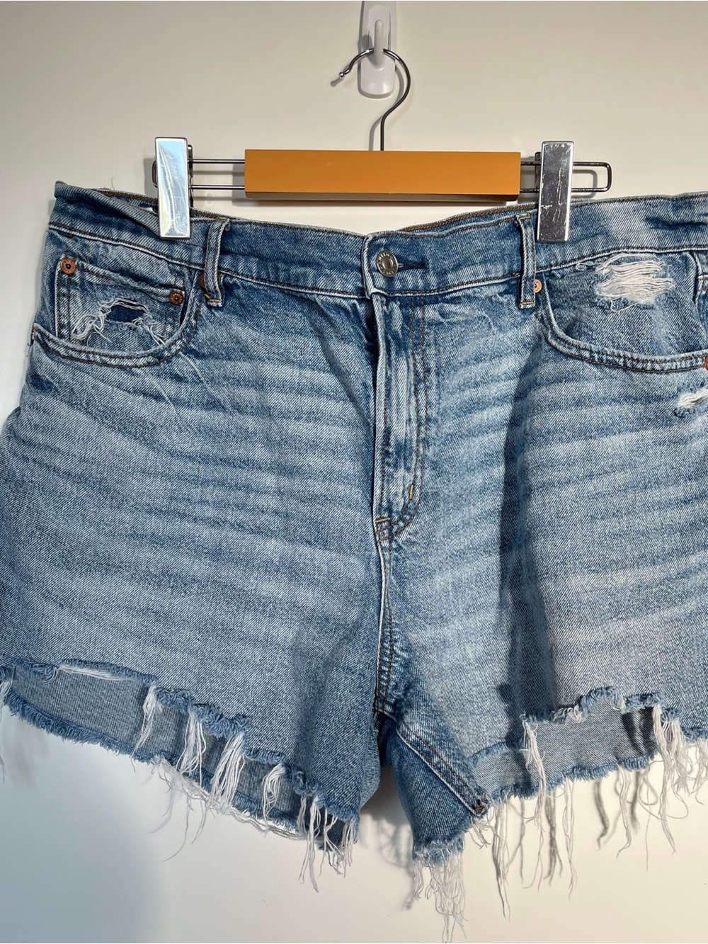 American Eagle Strigid High-Rise Relaxed Short Distressed Denim Shorts Size 16